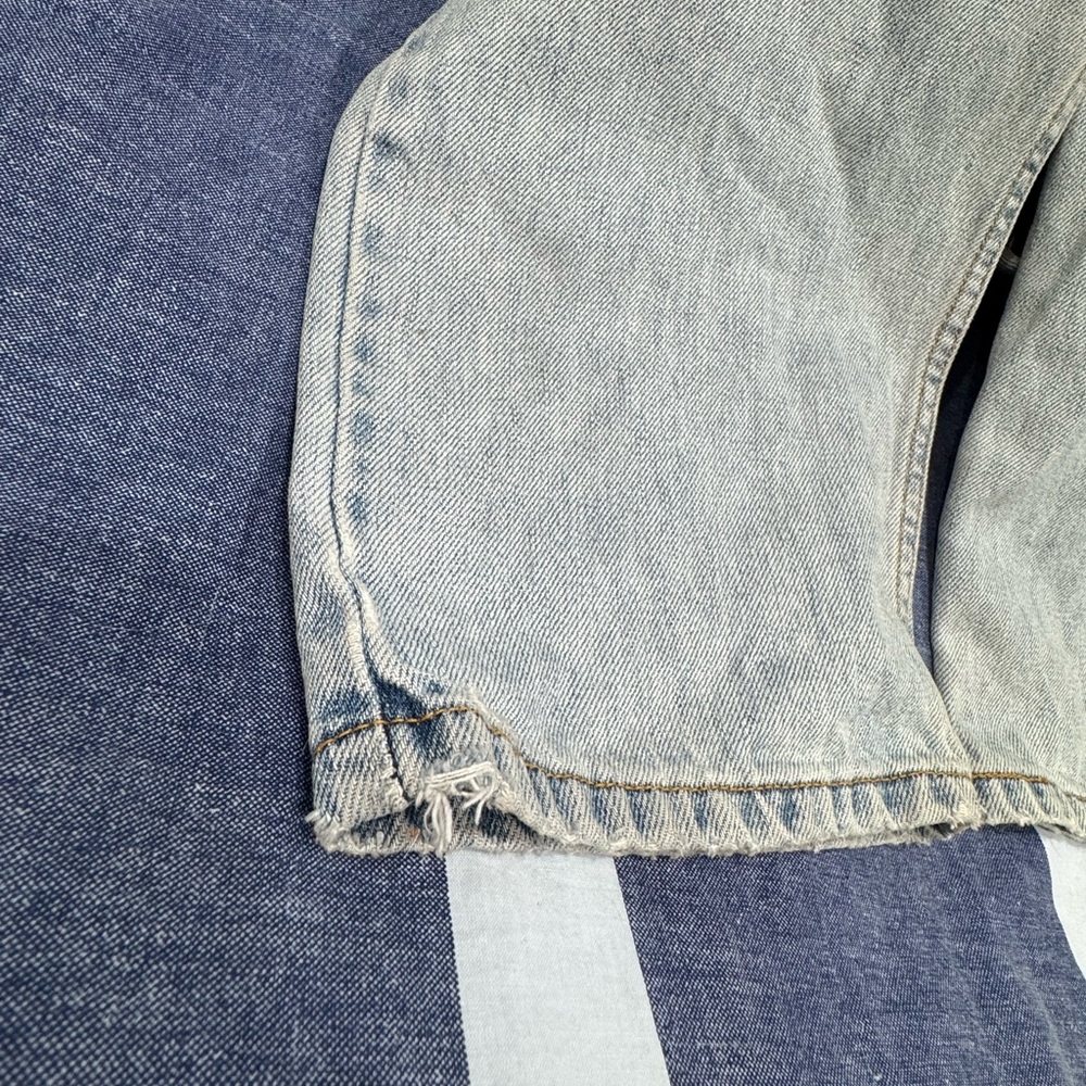 Vintage Levi's Men's Classic Light Blue Straight Jeans - Picture 14 of 16